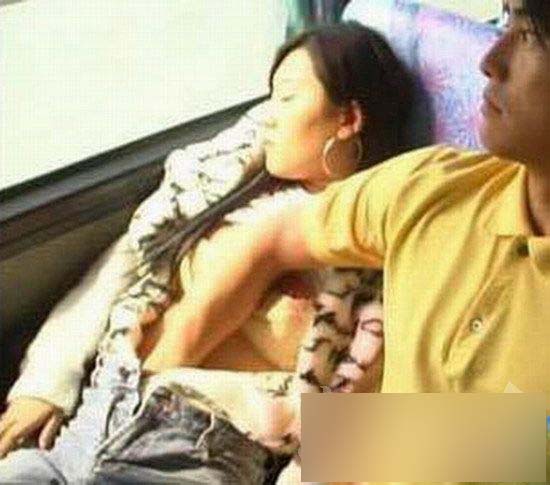 美女坐车真不低调